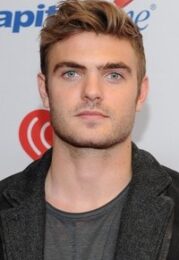 Alex Roe
